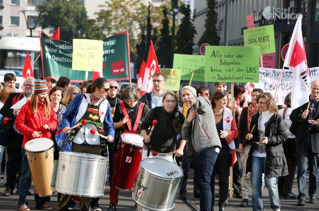 Die Berliner VHS-DozentInnen trugen ihre Forderungen auf die Straße.