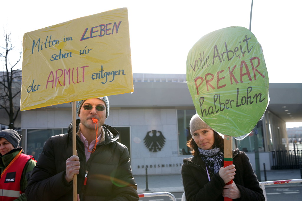 Berlin, 09.03.2016 Deutsch DozentInnen an Integrationskursen protestieren vor dem Bundesinnenministerium gegen prekäre Arbeitsbedingungen und schlechte Lernbedingungen. Organisiert wurde die Kundgebung von GEW und ver.d