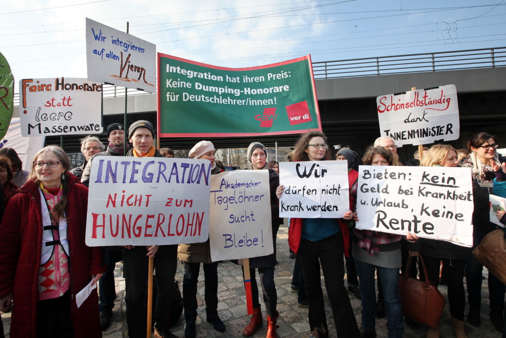 Berlin, 09.03.2016 Deutsch DozentInnen an Integrationskursen protestieren vor dem Bundesinnenministerium gegen prekäre Arbeitsbedingungen und schlechte Lernbedingungen. Organisiert wurde die Kundgebung von GEW und ver.d