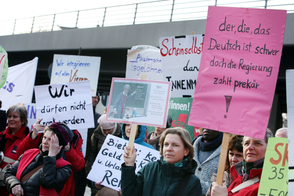 Berlin, 09.03.2016 Deutsch DozentInnen an Integrationskursen protestieren vor dem Bundesinnenministerium gegen prekäre Arbeitsbedingungen und schlechte Lernbedingungen. Organisiert wurde die Kundgebung von GEW und ver.d