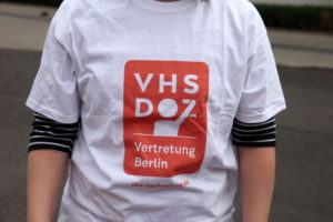 Berlin, 09.06.2016 VHS Dozenten und Dozentinnen demonstrieren vor dem Tagungsort des Deutschen Volkshochschultages (BCC am Alexanderplatz) für eine angemessene Bezahlung und soziale Absicherung. Die Protestaktion wurde von ver.di und GEW organisiert. C o p y r i g h t : C h r i s t i a n v. P o l e n t z / t r a n s i t f o t o . d e T o r s t r a s s e 1 7 7 , 1 0 1 1 5 B e r l i n T e l : 0 3 0 - 6 9 0 4 1 9 7 0 , F a x : 0 3 0 - 6 9 0 4 1 9 7 2 F u n k - T e l : 0 1 7 1 -8 3 4 8 9 3 9 V e r ö f f e n t l i c h u n g n u r g e g e n H o n o r a r ( + 7 % M W S T ) z u d e n a k t u e l l e n K o n d i t i o n e n d e r M F M e r l a u b t. B i t t e s c h i c k e n S i e u n s e i n B e l e g e x e m p l a r z