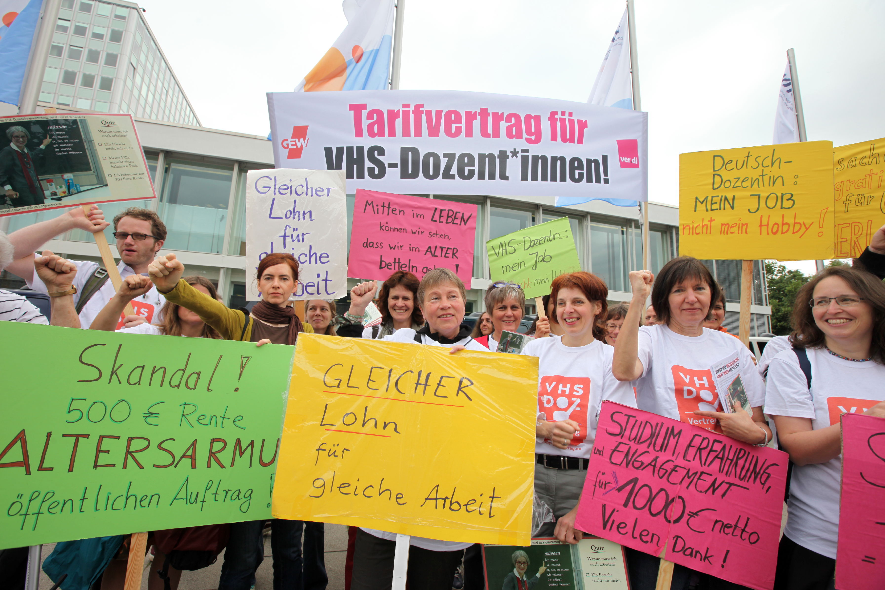 Berlin, 09.06.2016 VHS Dozenten und Dozentinnen demonstrieren vor dem Tagungsort des Deutschen Volkshochschultages (BCC am Alexanderplatz) für eine angemessene Bezahlung und soziale Absicherung. Die Protestaktion wurde von ver.di und GEW organisiert. C o p y r i g h t : C h r i s t i a n v. P o l e n t z / t r a n s i t f o t o . d e T o r s t r a s s e 1 7 7 , 1 0 1 1 5 B e r l i n T e l : 0 3 0 - 6 9 0 4 1 9 7 0 , F a x : 0 3 0 - 6 9 0 4 1 9 7 2 F u n k - T e l : 0 1 7 1 -8 3 4 8 9 3 9 V e r ö f f e n t l i c h u n g n u r g e g e n H o n o r a r ( + 7 % M W S T ) z u d e n a k t u e l l e n K o n d i t i o n e n d e r M F M e r l a u b t. B i t t e s c h i c k e n S i e u n s e i n B e l e g e x e m p l a r z