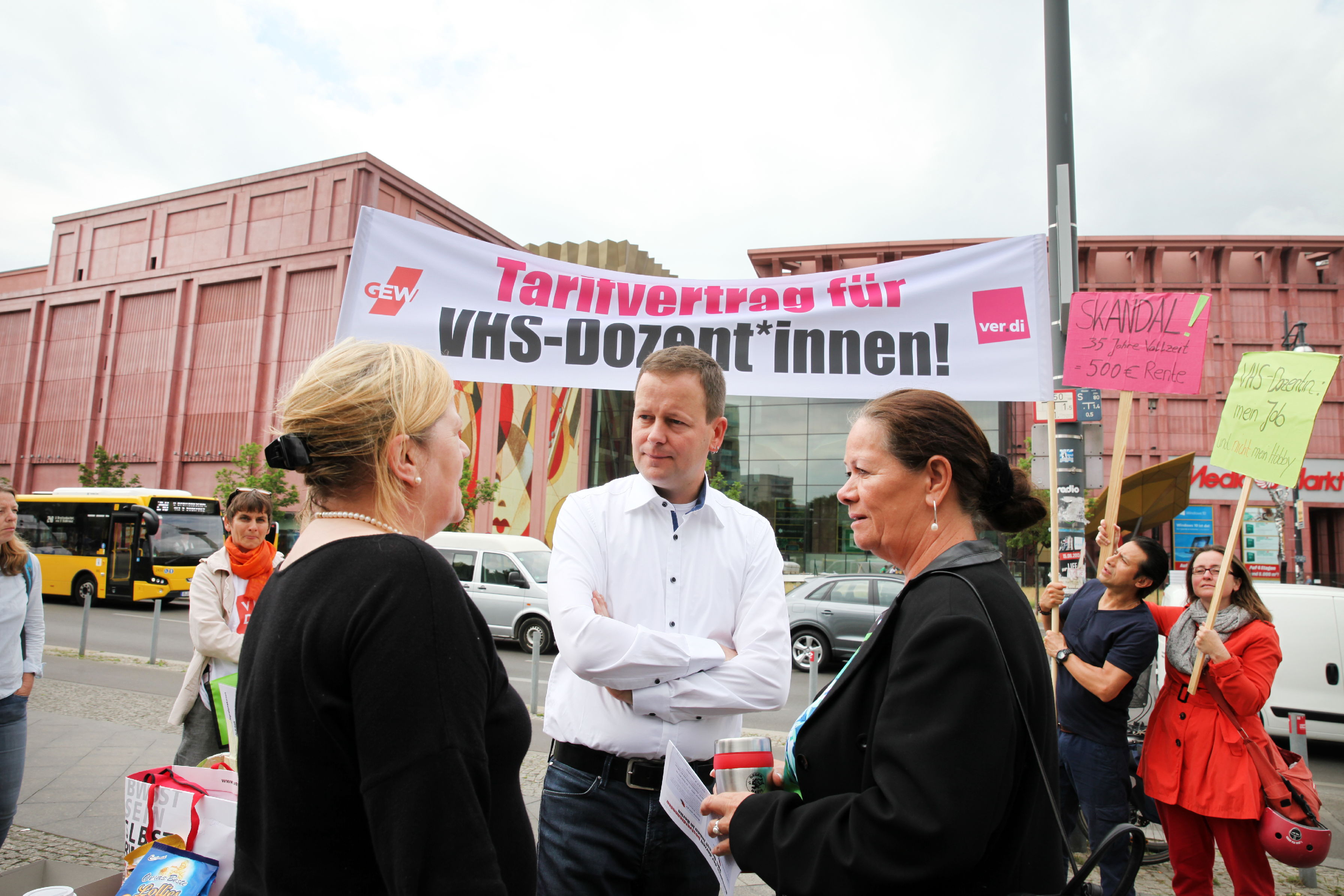 Berlin, 09.06.2016 VHS Dozenten und Dozentinnen demonstrieren vor dem Tagungsort des Deutschen Volkshochschultages (BCC am Alexanderplatz) für eine angemessene Bezahlung und soziale Absicherung. Die Protestaktion wurde von ver.di und GEW organisiert. Im Gespräch mit Klaus Lederer C o p y r i g h t : C h r i s t i a n v. P o l e n t z / t r a n s i t f o t o . d e T o r s t r a s s e 1 7 7 , 1 0 1 1 5 B e r l i n T e l : 0 3 0 - 6 9 0 4 1 9 7 0 , F a x : 0 3 0 - 6 9 0 4 1 9 7 2 F u n k - T e l : 0 1 7 1 -8 3 4 8 9 3 9 V e r ö f f e n t l i c h u n g n u r g e g e n H o n o r a r ( + 7 % M W S T ) z u d e n a k t u e l l e n K o n d i t i o n e n d e r M F M e r l a u b t. B i t t e s c h i c k e n S i e u n s e i n B e l e g e x e m p l a r z