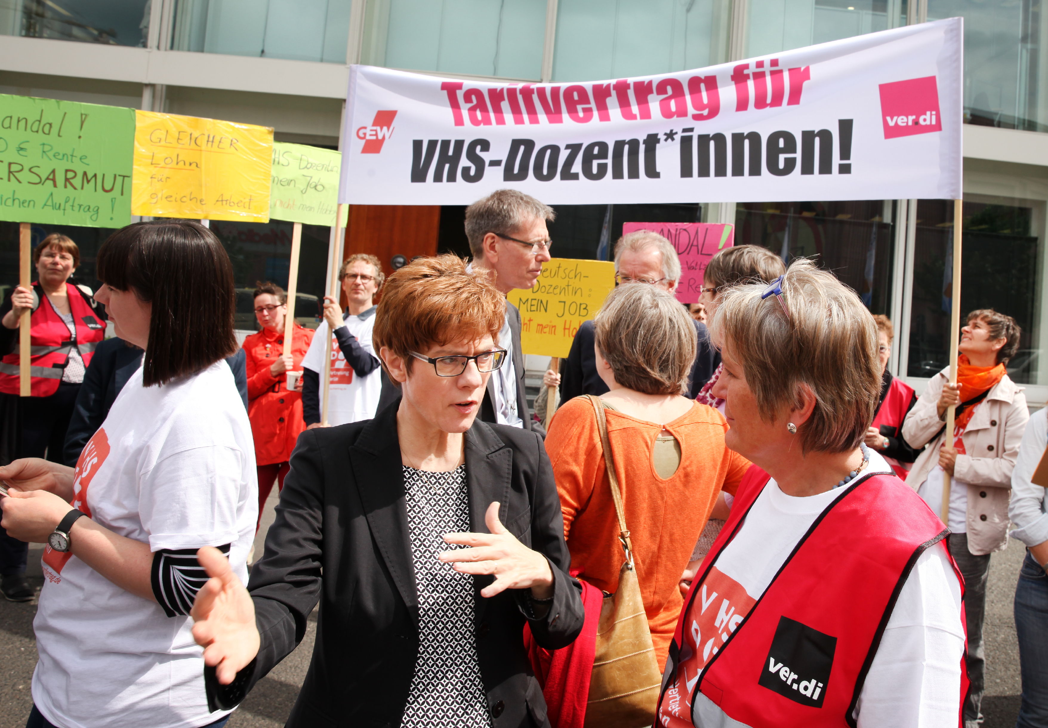 Berlin, 09.06.2016 VHS Dozenten und Dozentinnen demonstrieren vor dem Tagungsort des Deutschen Volkshochschultages (BCC am Alexanderplatz) für eine angemessene Bezahlung und soziale Absicherung. Die Protestaktion wurde von ver.di und GEW organisiert. Im Gespräch mit Annegret Kramp-Karrenbauer (Präsidentin des Deutschen VHS Verbandes) C o p y r i g h t : C h r i s t i a n v. P o l e n t z / t r a n s i t f o t o . d e T o r s t r a s s e 1 7 7 , 1 0 1 1 5 B e r l i n T e l : 0 3 0 - 6 9 0 4 1 9 7 0 , F a x : 0 3 0 - 6 9 0 4 1 9 7 2 F u n k - T e l : 0 1 7 1 -8 3 4 8 9 3 9 V e r ö f f e n t l i c h u n g n u r g e g e n H o n o r a r ( + 7 % M W S T ) z u d e n a k t u e l l e n K o n d i t i o n e n d e r M F M e r l a u b t. B i t t e s c h i c k e n S i e u n s e i n B e l e g e x e m p l a r z