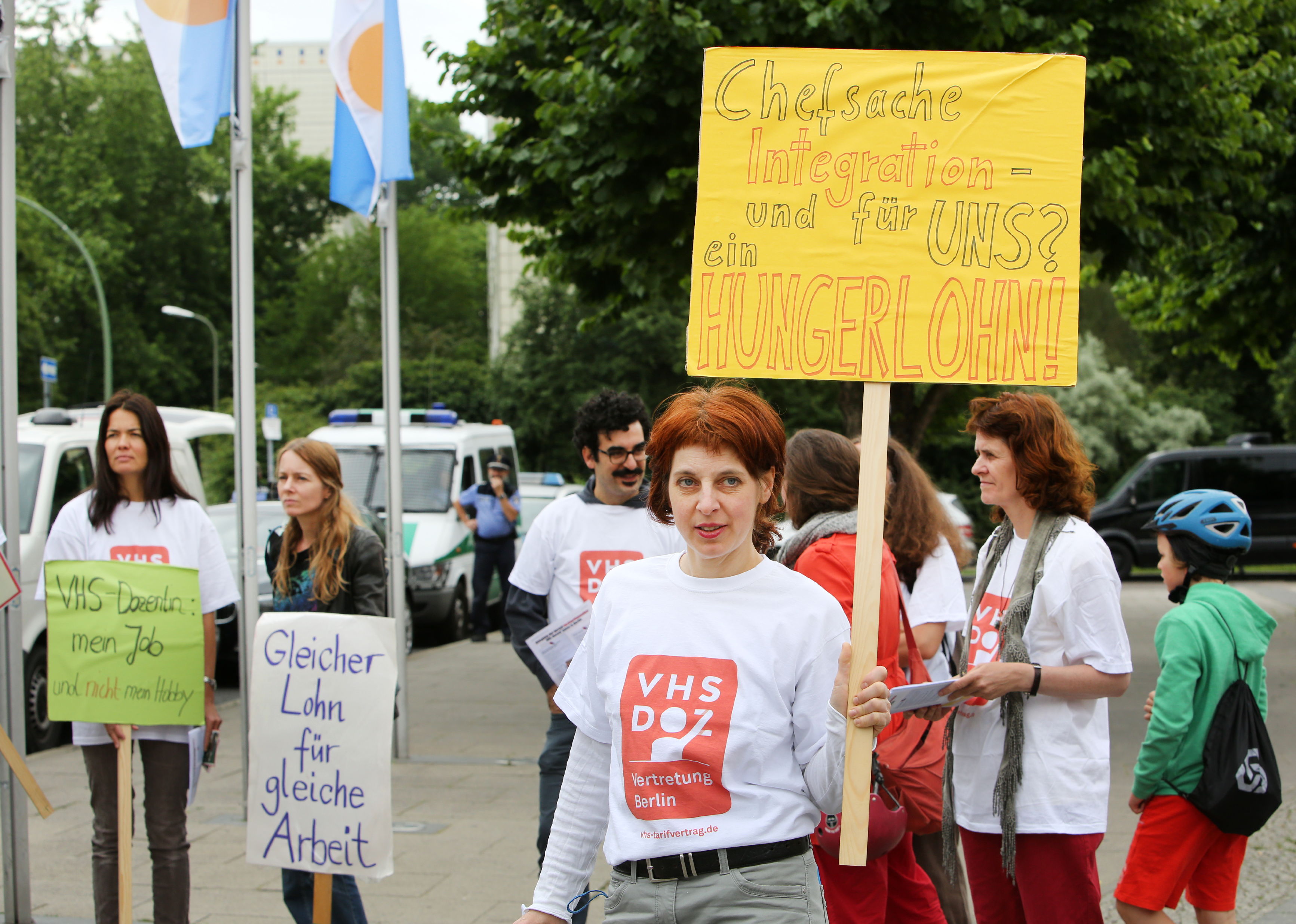 Berlin, 09.06.2016 VHS Dozenten und Dozentinnen demonstrieren vor dem Tagungsort des Deutschen Volkshochschultages (BCC am Alexanderplatz) für eine angemessene Bezahlung und soziale Absicherung. Die Protestaktion wurde von ver.di und GEW organisiert. C o p y r i g h t : C h r i s t i a n v. P o l e n t z / t r a n s i t f o t o . d e T o r s t r a s s e 1 7 7 , 1 0 1 1 5 B e r l i n T e l : 0 3 0 - 6 9 0 4 1 9 7 0 , F a x : 0 3 0 - 6 9 0 4 1 9 7 2 F u n k - T e l : 0 1 7 1 -8 3 4 8 9 3 9 V e r ö f f e n t l i c h u n g n u r g e g e n H o n o r a r ( + 7 % M W S T ) z u d e n a k t u e l l e n K o n d i t i o n e n d e r M F M e r l a u b t. B i t t e s c h i c k e n S i e u n s e i n B e l e g e x e m p l a r z