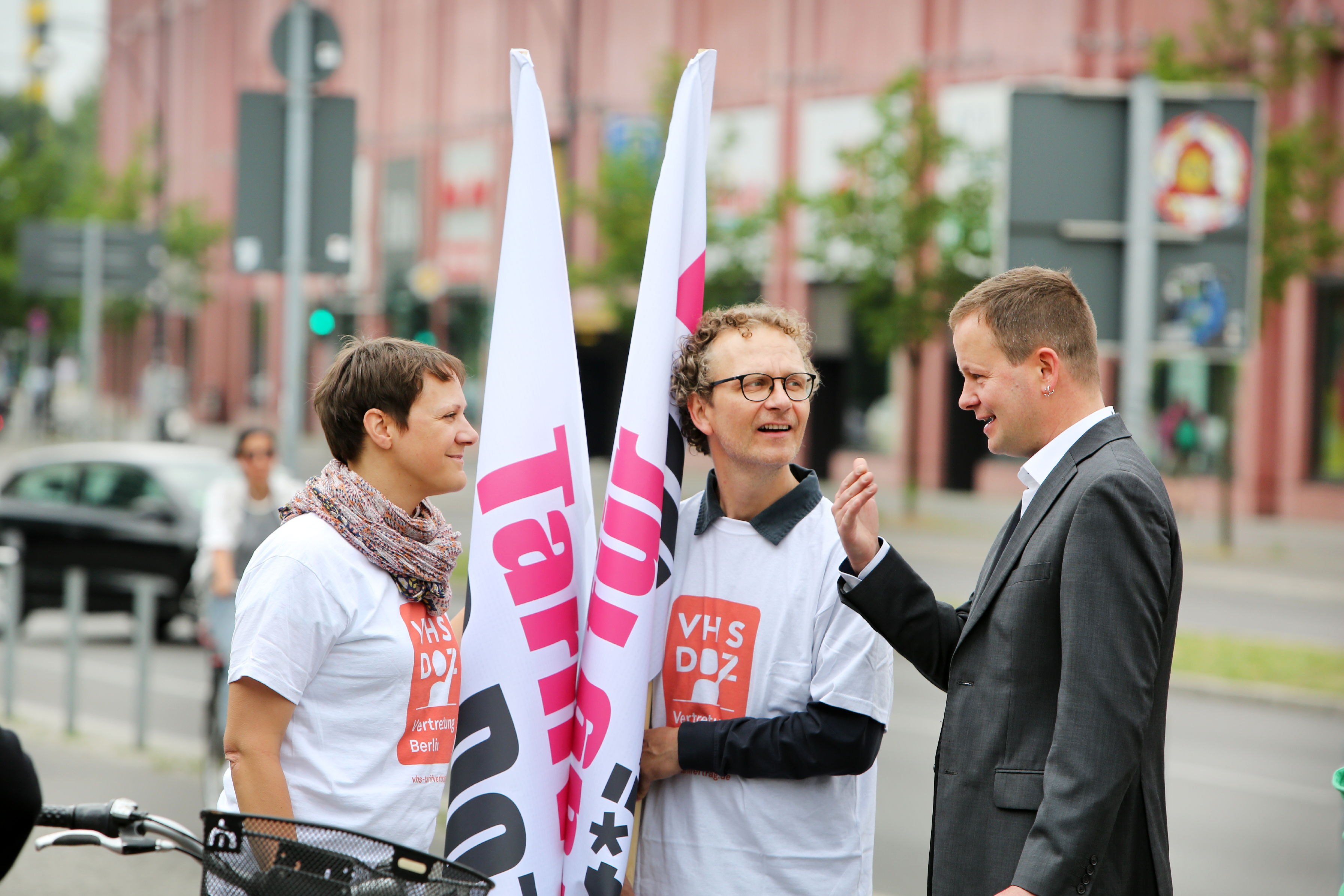 Berlin, 09.06.2016 VHS Dozenten und Dozentinnen demonstrieren vor dem Tagungsort des Deutschen Volkshochschultages (BCC am Alexanderplatz) für eine angemessene Bezahlung und soziale Absicherung. Die Protestaktion wurde von ver.di und GEW organisiert. Im Gespräch mit Klaus Lederer C o p y r i g h t : C h r i s t i a n v. P o l e n t z / t r a n s i t f o t o . d e T o r s t r a s s e 1 7 7 , 1 0 1 1 5 B e r l i n T e l : 0 3 0 - 6 9 0 4 1 9 7 0 , F a x : 0 3 0 - 6 9 0 4 1 9 7 2 F u n k - T e l : 0 1 7 1 -8 3 4 8 9 3 9 V e r ö f f e n t l i c h u n g n u r g e g e n H o n o r a r ( + 7 % M W S T ) z u d e n a k t u e l l e n K o n d i t i o n e n d e r M F M e r l a u b t. B i t t e s c h i c k e n S i e u n s e i n B e l e g e x e m p l a r z