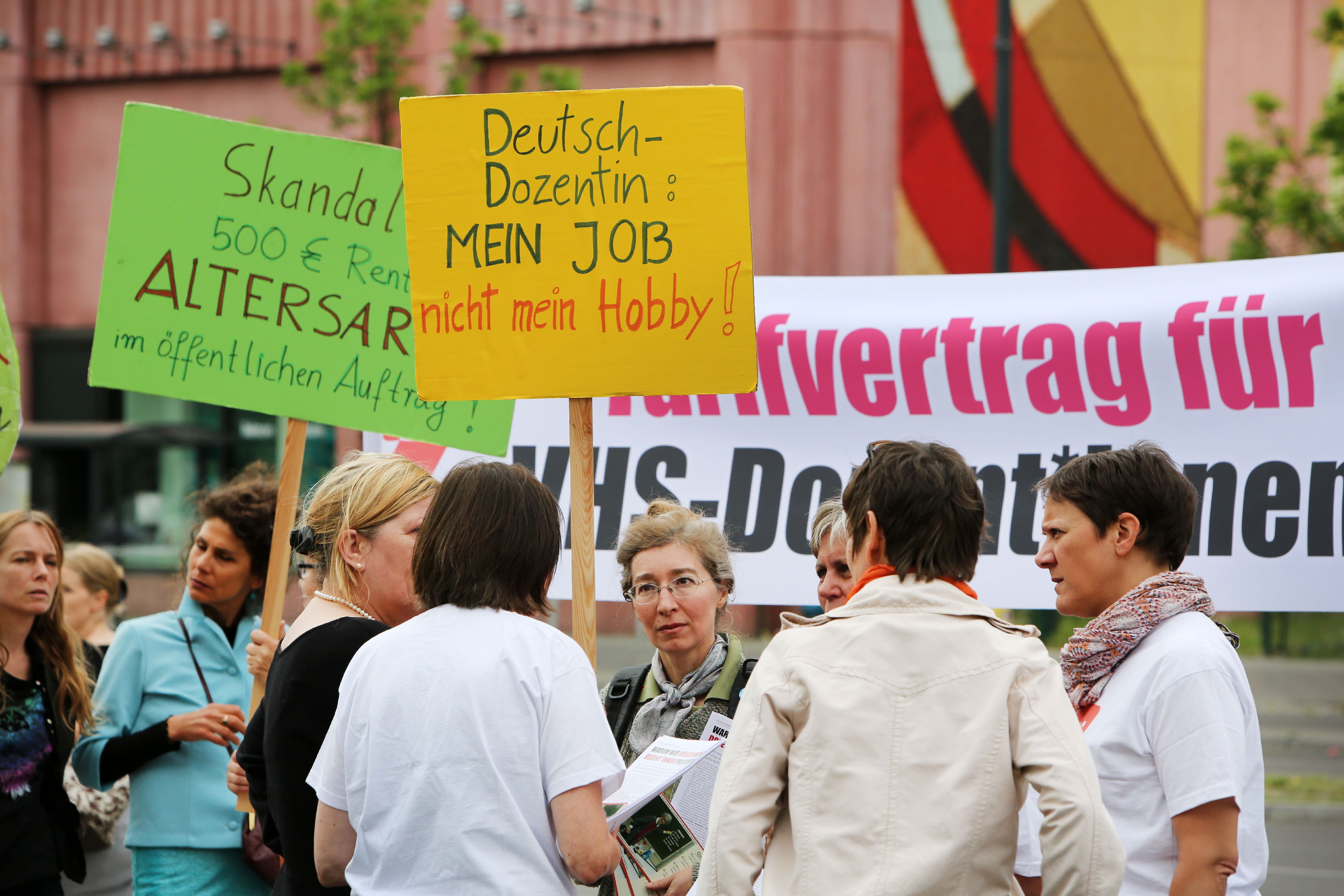 Berlin, 09.06.2016 VHS Dozenten und Dozentinnen demonstrieren vor dem Tagungsort des Deutschen Volkshochschultages (BCC am Alexanderplatz) für eine angemessene Bezahlung und soziale Absicherung. Die Protestaktion wurde von ver.di und GEW organisiert. C o p y r i g h t : C h r i s t i a n v. P o l e n t z / t r a n s i t f o t o . d e T o r s t r a s s e 1 7 7 , 1 0 1 1 5 B e r l i n T e l : 0 3 0 - 6 9 0 4 1 9 7 0 , F a x : 0 3 0 - 6 9 0 4 1 9 7 2 F u n k - T e l : 0 1 7 1 -8 3 4 8 9 3 9 V e r ö f f e n t l i c h u n g n u r g e g e n H o n o r a r ( + 7 % M W S T ) z u d e n a k t u e l l e n K o n d i t i o n e n d e r M F M e r l a u b t. B i t t e s c h i c k e n S i e u n s e i n B e l e g e x e m p l a r z